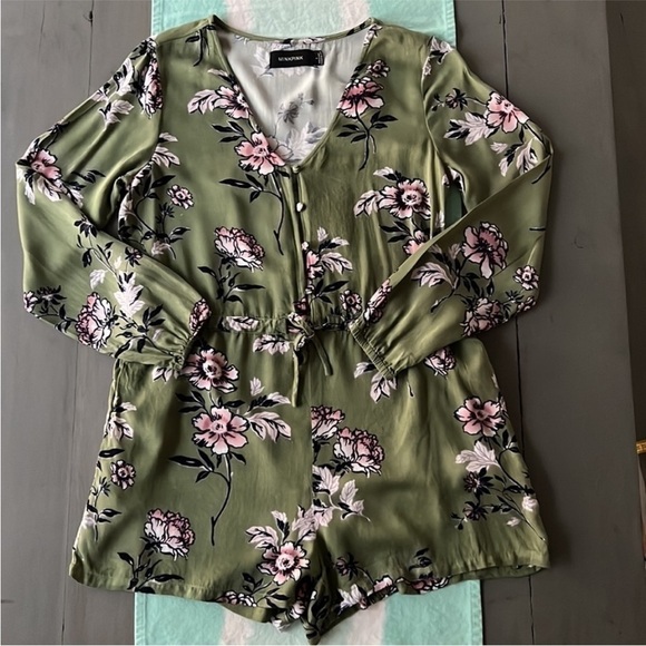 MINKPINK Pants - MINKPINK Floral Print V-Neck Long Sleeve Romper